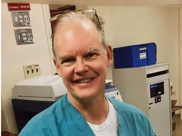 Fotografía divulgada por Heidi Neckelmann en su red social donde aparece su esposo Gregory Michael, un ginecólogo de 56 años, quien murió entre el 3 y el 4 de enero tras recibir el pasado 19 de diciembre una dosis de la vacuna de Pfizer.
