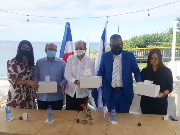 Embajada de Israel dona Spray Nasal que previene virus respiratorios en Sosúa
