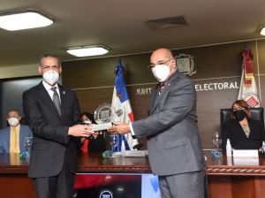 Magistrado presidente, Milton Ray Guevara, entrega reconocimiento a juez Hermógenes Acosta.