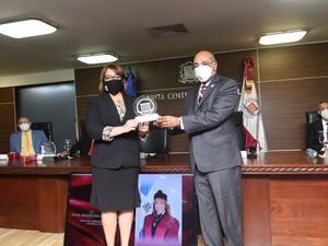 Magistrado presidente, Milton Ray Guevara, entrega reconocimiento a jueza Katia Miguelna Jiménez.