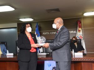 Magistrado presidente, Milton Ray Guevara, entrega reconocimiento a jueza Ana Isabel Bonilla.