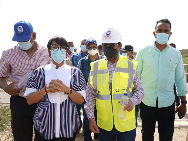 Olmedo Caba Romano recorre la presa de Maguaca junto a la gobernadora de la provincia Montecristi, Nelsy Cruz, y otras personas.