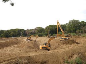 Excavadoras trabajan en la construcción de un canal de riego en Palo Verde para integrar nuevas áreas a la producción.