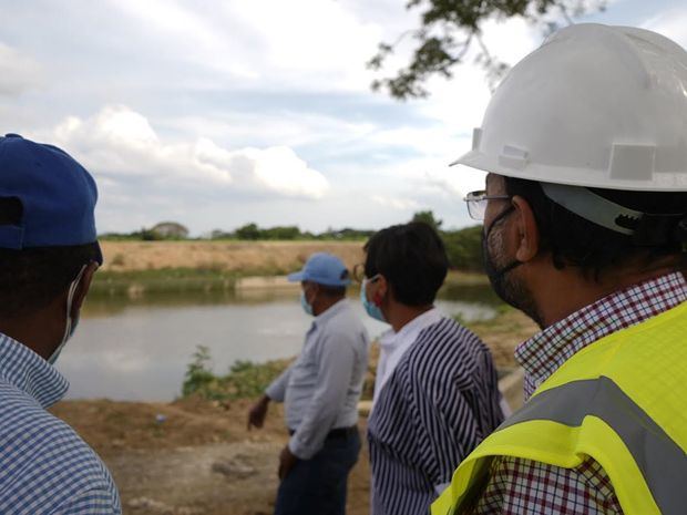Olmedo Caba, acompañado de la gobernadora Nelsy Cruz, inspecciona, los trabajos que se realizan en el dique de Palo Verde, para garantizar el riego en el sector de Juliana Jaramillo y otras áreas.