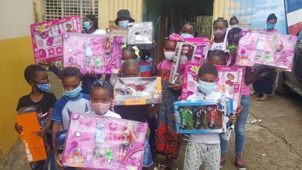 Fundación Blandino entrega juguetes a escolares de Sierra Prieta