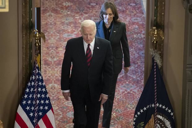 El presidente de Estados Unidos, Joe Biden (al frente), fue registrado este martes, antes de ofrecer una declaración pública, junto a su vicepresidenta, Kamala Harris, en Washington DC, EE.UU.