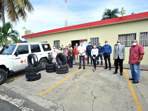 Ejecutivos de la Cruz Roja Dominicana recibieron la donación de 12 gomas para ser usados en vehículos de emergencia de la institución.