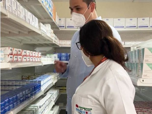 Director Promese/Cal realiza recorrido por Farmacias del Pueblp y agiliza entrega de medicamentos.