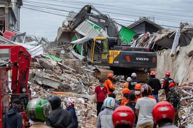 Ascienden a 42 los muertos del seí­smo en Indonesia central.