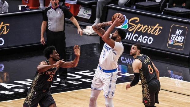 El jugador de Los Angeles Lakers Anthony Davis (c) lanza entre Zach LaVine (d) y Thaddeus Young (i), de Chicago Bulls, durante su partido.