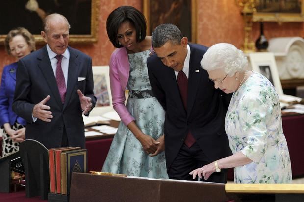 La reina Isabel II (derecha) y su esposo, el príncipe Felipe (izquierda), muestran al espresidente estadounidense Barack Obama (2-derecha) y su esposa Michelle la Colección Real en el Palacio de Buckingham en mayo de 2011.