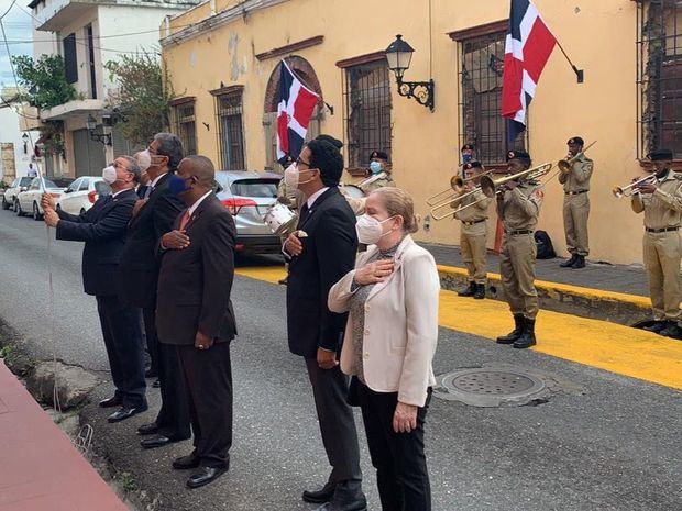 Enhestamiento de la bandera en la casa de la familia Duarte Díez.