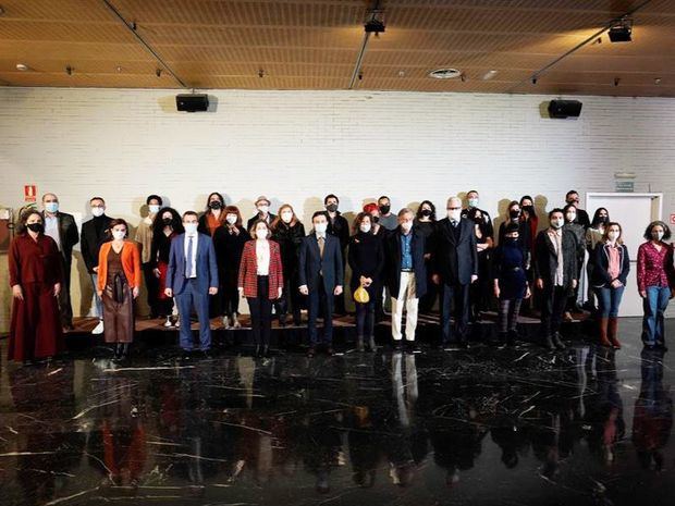 Foto de familia de los asistentes este jueves a la presentación del proyecto Red de Creadores en la Casa América que se pone en marcha gracias a la colaboración del Gobierno regional.