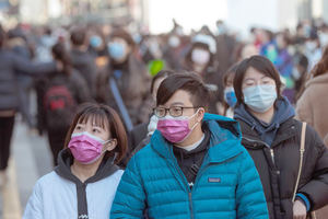 Personas con mascarilla caminan por la calle en Shanghái, China, este 26 de enero.
