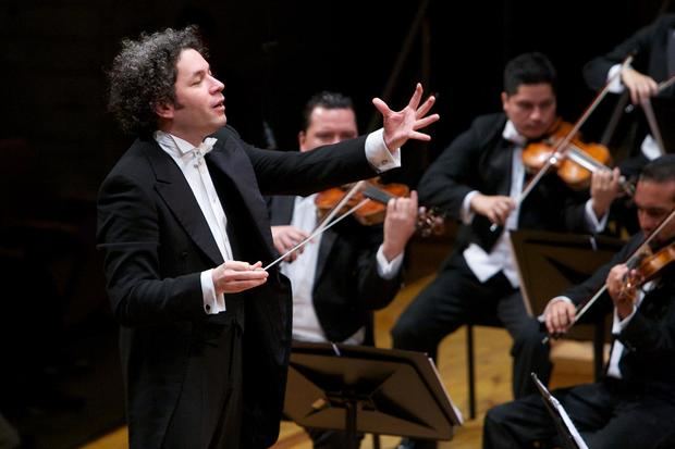 Fotografía cedida por Fundamusical donde aparece el director de orquesta venezolano, Gustavo Dudamel, mientras dirige la Orquesta Sinfónica Simón Bolívar, durante una escena del documental '¡Viva Maestro!'.