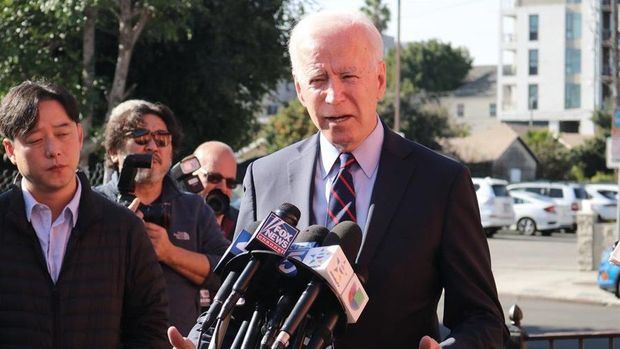Biden pide al Supremo cancelar demandas sobre el muro y el asilo
