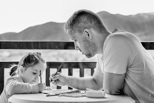 Los “nuevos padres” se dedican a aprender cómo abandonar los estereotipos y roles que la sociedad ha establecido como los correctos para su género.