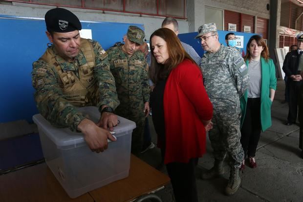 La ministra de Defensa de Chile, Maya Fernández, y varios militares inspeccionan la instalación de un colegio electoral para el plebiscito constitucional hoy, en el Estadio Nacional de Santiago, Chile.