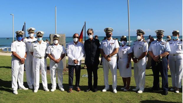 Román E. Caamaño, junto a autoridades civiles y militares de Puerto Plata.