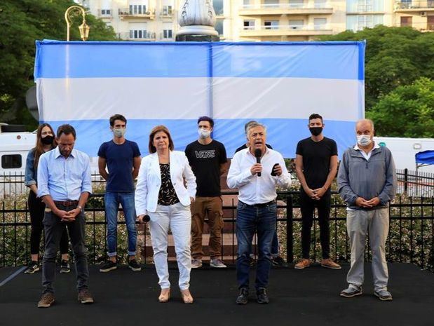 Integrantes de la coalición política argentina Juntos por el Cambio intervienen hoy durante una jornada de clases abiertas frente al Ministerio de Educación, para exigir la presencialidad en todo el país, en Buenos Aires, Argentina.