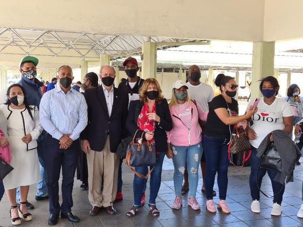 Dominicanos regresan al país por gestiones de la Embajada dominicana en Trinidad y Tobago