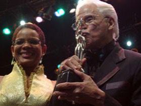 Marivell Contreras junto a Johnny Pacheco.