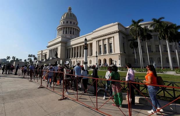 Decenas de personas hacen fila adentro del Capitolio para honrar al historiador Eusebio Leal, cuyas cenizas están expuestas en el Salón de los Pasos Perdidos hoy, en La Habana, Cuba.