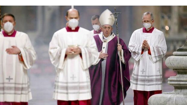 El papa celebró el Miércoles de ceniza con misa con pocos fieles y nuevo rito.