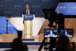 El primer ministro de Haití, Ariel Henry, habla en la sesión plenaria de la novena Cumbre de las Américas en el Centro de Convenciones de Los Ángeles, California, EE.UU.
