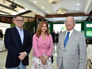 Gabriel Castro, Rosa Medrano y Julián Serulle. 