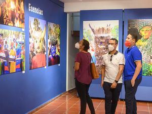 Público asistente a la exposición del Carnaval en Centro Cultural Banreservas.