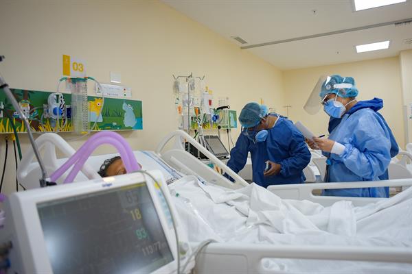 Fotografía de archivo del 5 de junio de 2020 de personal médico de la Unidad de Cuidados Intensivos (UCI) del hospital 'Los Ceibos', en Guayaquil. 