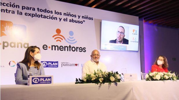 Virginia Saiz, de Plan; Roberto Fulcar, Ministro de Educación, y Rosa Elcarte de Unicef.