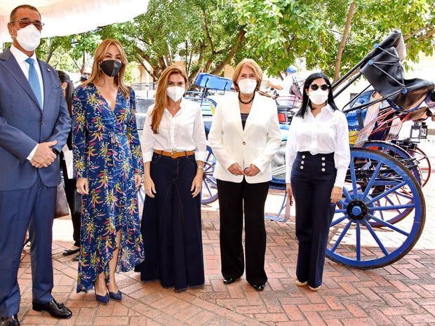 Ministra de Cultura participa en la inauguración de carruajes eléctricos en la Ciudad Colonial