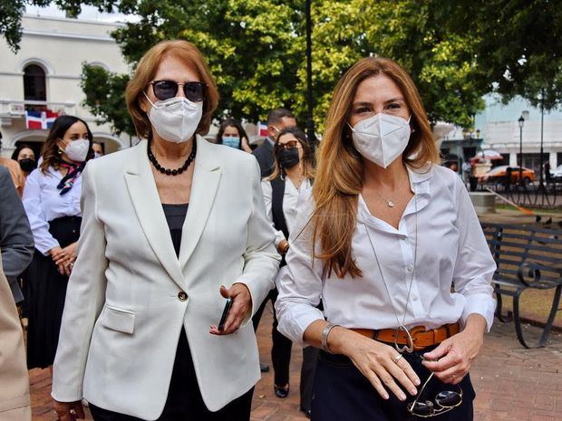 Ministra de Cultura, Carmen Heredia junto a Carolina Mejía.