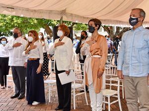 Ministra de Cultura participa en la inauguración de carruajes eléctricos en la Ciudad Colonial