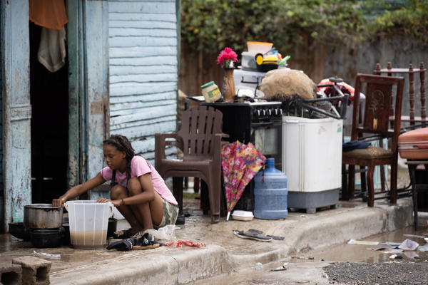 Personas secan sus pertenencias luego de una inundación este viernes, en Azua (República Dominicana).