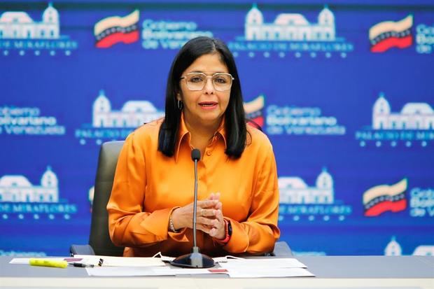 Fotografía cedida hoy por la oficina de Prensa del Palacio de Miraflores donde se observa a la vicepresidenta ejecutiva, Delcy Rodríguez, mientras ofrece declaraciones en Caracas, Venezuela.