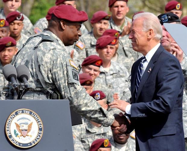 El general Lloyd J. Austin III (i), saluda al entonces vicepresidente de EE.UU., Joe Biden (d), durante una ceremonia el 8 de abril de 2009. 