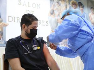 Inician jornada vacunación contra el Covid-19 a personal del Hospital Gautier