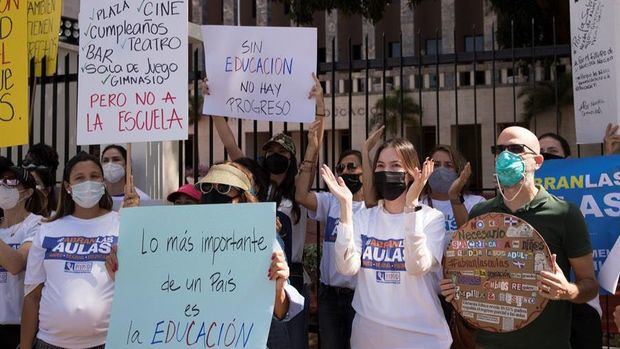 Un grupo de miembros del colectivo Padres por la Educación presencial (PPEDRD) protestan frente al Ministerio de Educación exigiendo la vuelta a la docencia en los colegio en Santo Domingo, República Dominicana.