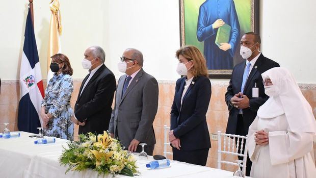 Ivelisse Acosta, José García Ramírez, Plutarco Arias, Raquel Peña junto a representantes de  las entidades que trabajan en el cuidado y protección de los envejecientes.