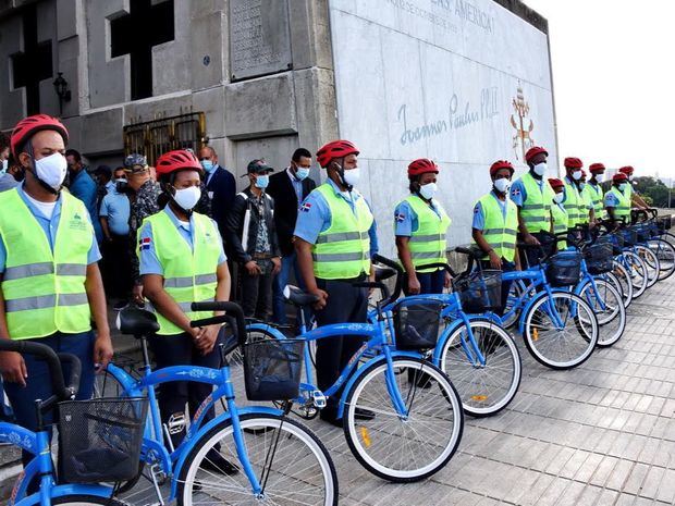 El Ministerio de Interior y Policía instaló en el museo una estación
de la Policía Auxiliar y puso a disposición 40 efectivos para vigilancia. 