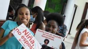Ví­ctimas dominicanas de matrimonio infantil enseñan a otras niñas a esperar