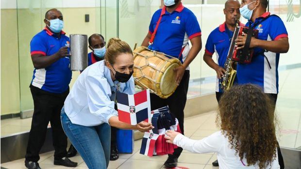 MITUR celebra 177 aniversario Independencia Nacional en aeropuerto