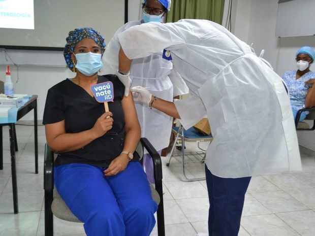 Centro de Gastroenterología inicia jornada de vacunación contra el Covid.