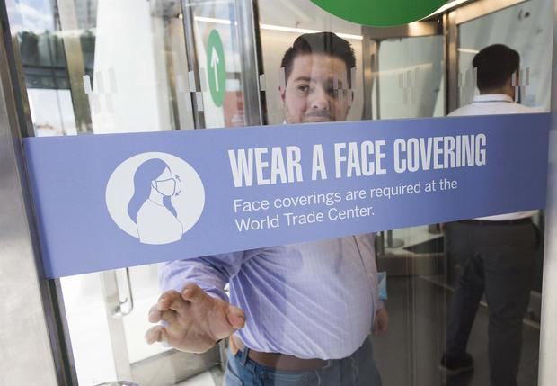 Un letrero pide a las personas que usen mascarillas dentro del Oculus Transportation Hub y centro comercial en Nueva York, EE.UU.