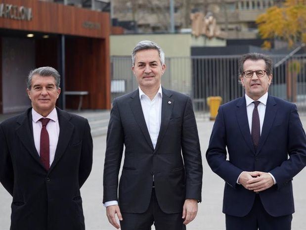 Los candidatos a la presidencia del FC Barcelona, Joan Laporta, Victor Font (c) y Toni Freixa (d), posan para la prensa gráfica tras el debate que protagonizaron en el programa El Mon de RAC1.