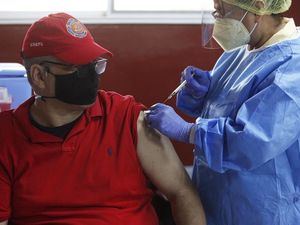 El bombero Jaime Arroyo recibe una dosis de la vacuna de Pfizer, el 25 de febrero de 2021, en Ciudad de Panamá, Panamá.