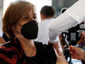 La mexicana Rosa Leticia Fragoso recibe una dosis de la vacuna Sputnik V, el 26 de febrero de 2021, en Ciudad de México (México). 'No duele y es una esperanza de vida'.
